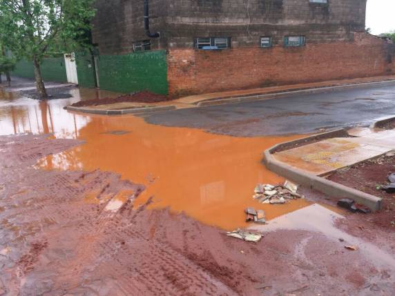 Moradores estão preocupados com acumulo de água da chuva em ruas do bairro Oriental - foto 5