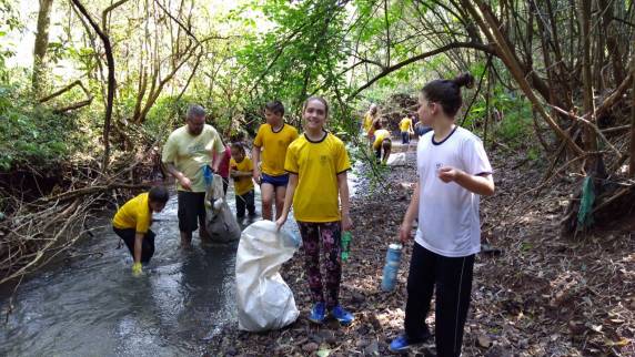 Adolescentes realizam ''força-tarefa'' de limpeza do Rio Quarainzinho - foto 3