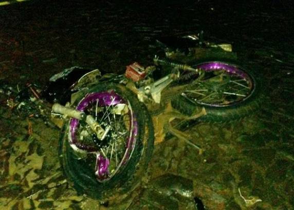 O impacto entre os veículos foi tão forte que a moto foi partida ao meio