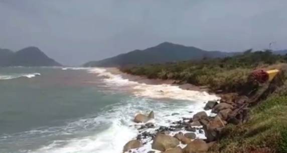 Litoral catarinense voltou a registrar ressaca neste fim de semana. Maré deve normalizar na quarta, segundo Leandro Puchalski
