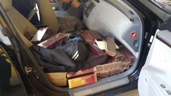 PRF apreende 160
mil reais em cigarros contrabandeados e detém dois envolvidos na BR 116 em Mafra - foto 4