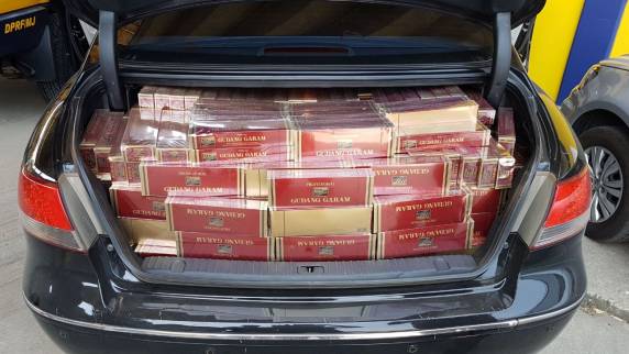 PRF apreende 160
mil reais em cigarros contrabandeados e detém dois envolvidos na BR 116 em Mafra - foto 3