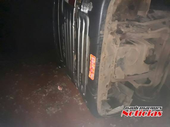Carreta tomba e motorista fica ferido na BR 472 em Três de Maio - foto 4