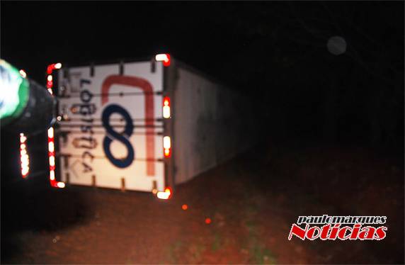 Carreta tomba e motorista fica ferido na BR 472 em Três de Maio - foto 5