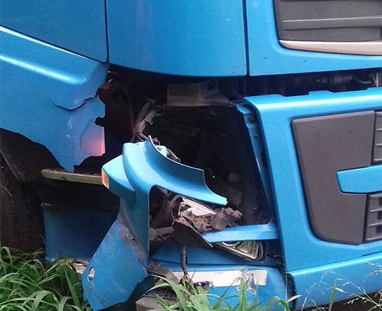Acidente envolve carro e carreta no trevo do porco em Santa Rosa - foto 3