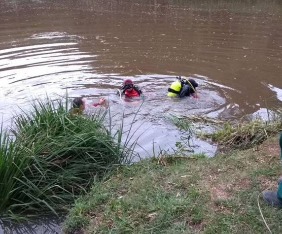 Segundo bombeiros, ele estava pescando com o pai quando decidiu ir para outra margem a 

nado