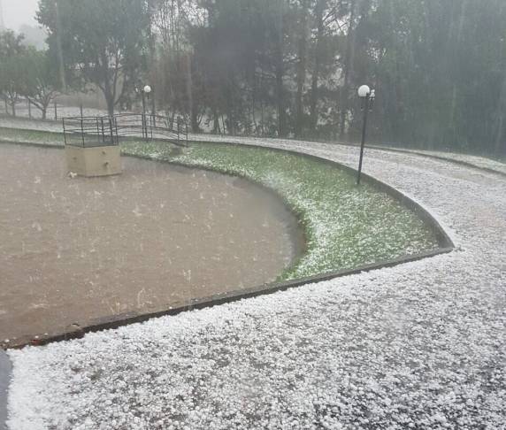 Queda de granizo em Xanxerê provoca estragos em cerca de 20 residências, segundo bombeiros - foto 2