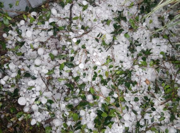 Queda de granizo em Xanxerê provoca estragos em cerca de 20 residências, segundo bombeiros - foto 3
