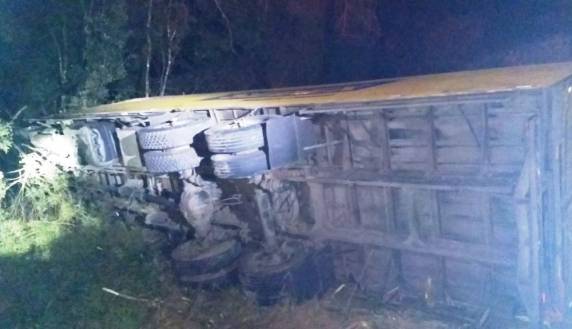 Acidentes envolveram carros e caminhões na BR-282 e na BR-470 entre a noite de sábado e a manhã 

deste domingo