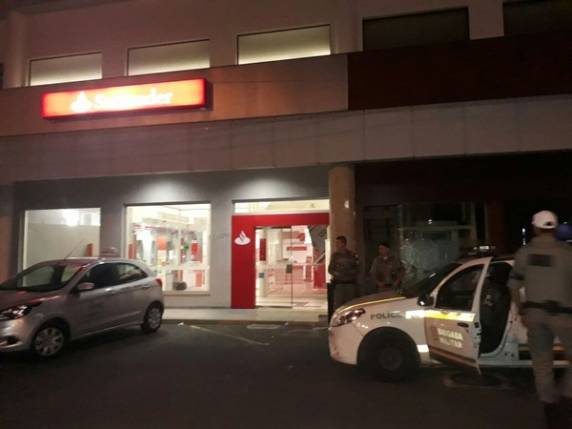 Criminosos abrem buraco em parede de casa para roubar banco na Zona Sul de Porto Alegre - foto 3