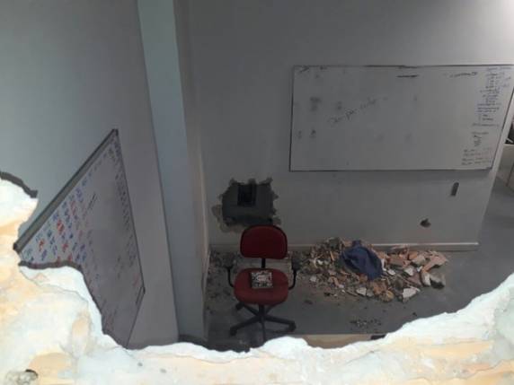 Criminosos abrem buraco em parede de casa para roubar banco na Zona Sul de Porto Alegre - foto 2