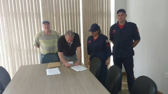 Corpo de Bombeiros entrega projeto ao
presidente da Câmara de Vereadores para compra de viatura - foto 2