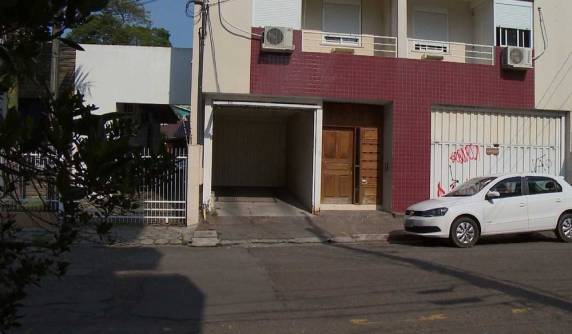 Homem com quem ela mantinha um relacionamento se apresentou na delegacia sujo de sangue relatando que 

foi assaltado, e acabou preso como suspeito do crime