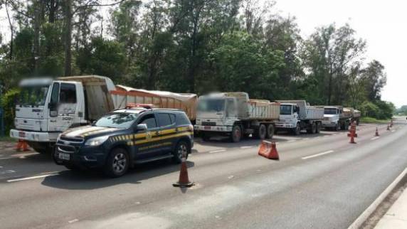 Juntos, os caminhões transportavam 39 toneladas a mais de carga