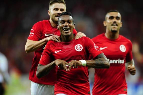 Uruguaio fez o gol da vitória aos 40 minutos do segundo tempo