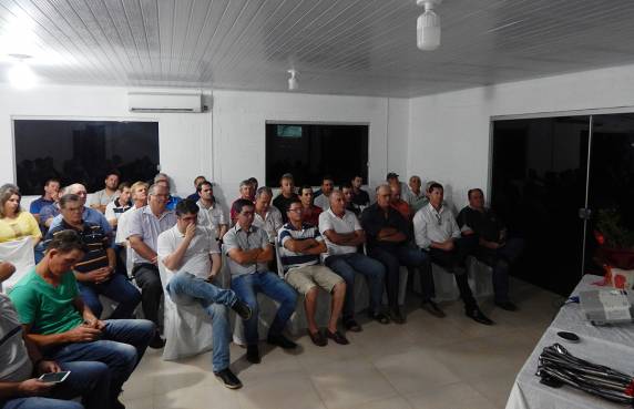 Em noite de inauguração, Sindicato Rural de Três de Maio promove palestra
com economista-chefe do Sistema Farsul - foto 3