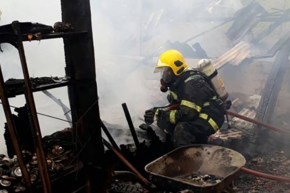 Casa é destruída por incêndio em Gaspar; chaleira esquecida no fogão pode ter causado fogo - foto 4