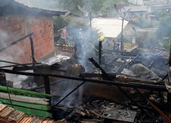 Casa é destruída por incêndio em Gaspar; chaleira esquecida no fogão pode ter causado fogo - foto 2