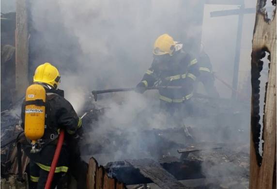 Casa é destruída por incêndio em Gaspar; chaleira esquecida no fogão pode ter causado fogo - foto 3