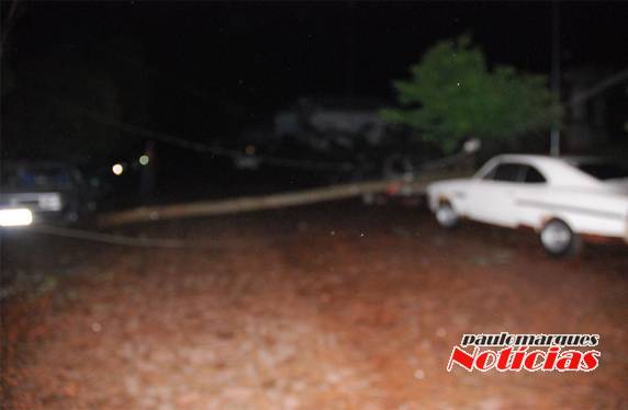 Carga de carreta enrosca em rede e derruba vários postes na Av. Buricá, em Três 

de Maio - foto 2