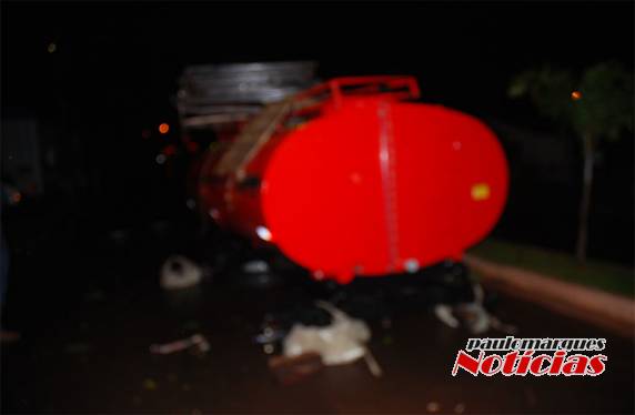 Carga de carreta enrosca em rede e derruba vários postes na Av. Buricá, em Três 

de Maio - foto 3