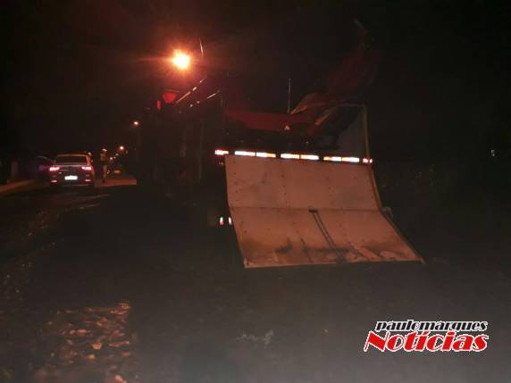 Carga de carreta enrosca em rede e derruba vários postes na Av. Buricá, em Três 

de Maio - foto 4
