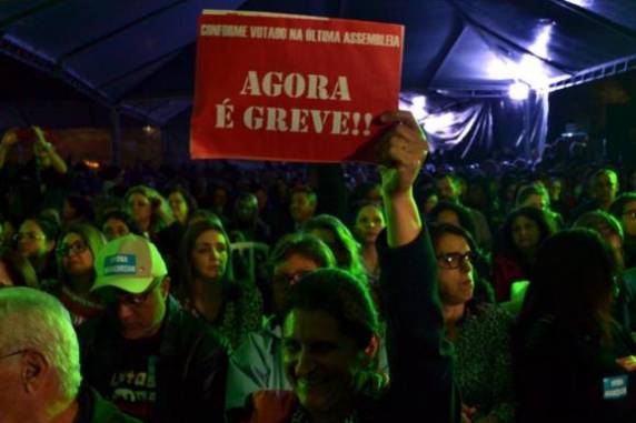 Municipários vinculados ao Simpa reivindicam retirada de projetos da Câmara e fim do 

parcelamento dos salários