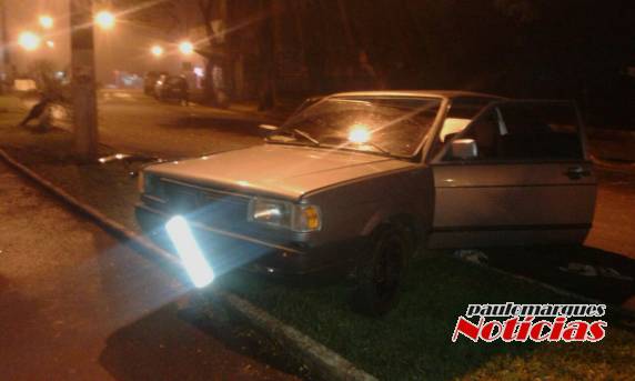 Veículo colide contra um poste no Centro
de Três de Maio e uma pessoa fica ferida - foto 5