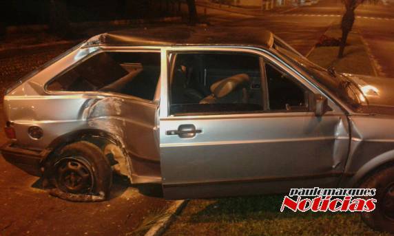 Veículo colide contra um poste no Centro
de Três de Maio e uma pessoa fica ferida - foto 2