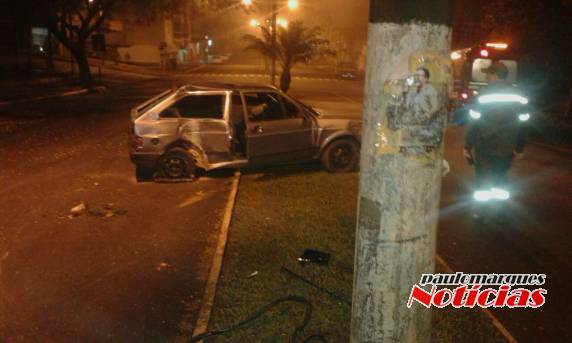 Veículo colide contra um poste no Centro
de Três de Maio e uma pessoa fica ferida - foto 3