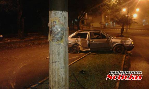 Veículo colide contra um poste no Centro
de Três de Maio e uma pessoa fica ferida - foto 4