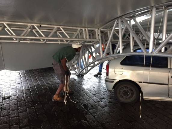 Tenda cedeu na noite de sexta-feira (29) no Parque Vila Germânica. Evento começa na próxima quarta-feira (4)