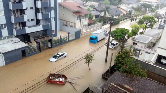 Pelo menos cinco bairros tiveram pontos de alagamento neste sábado (30)