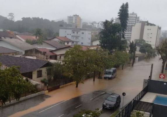 Pelo menos cinco bairros tiveram pontos de alagamento neste sábado (30)