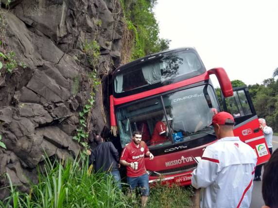 Ônibus de Santo Ângelo que conduzia torcedores colorados sofre
acidente na BR 386 - foto 4