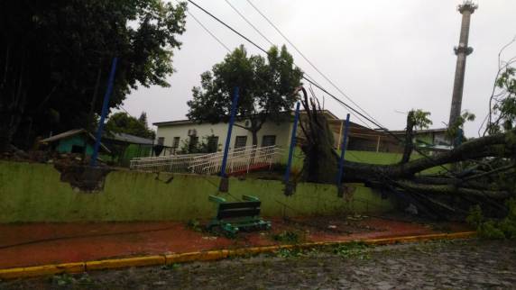 Na Capital, vento chegou a 120 km/h. Em todo o Estado, mais de 700 casas foram destelhadas, postes e árvores caíram e faltou luz em mais de 600 mil residências