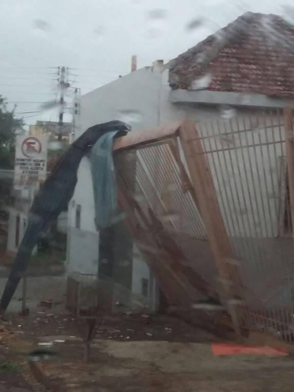 Temporal causa estragos e uma morte no RS - foto 2