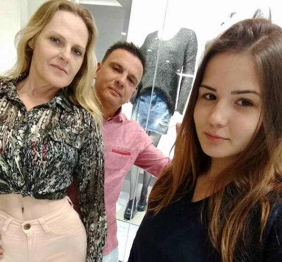 No final de maio deste ano, o casal e a filha saíram de 

casa para buscar um carro numa cidade vizinha e não foram mais vistos. Um homem foi preso no final do mesmo mês e foi indiciado por triplo homicídio qualificado e ocultação de cadáver
