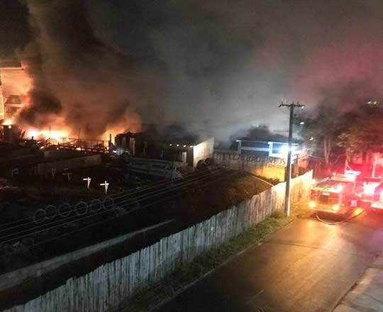 Incêndio de grandes proporções atingiu sede da empresa alimentícia na RS-130