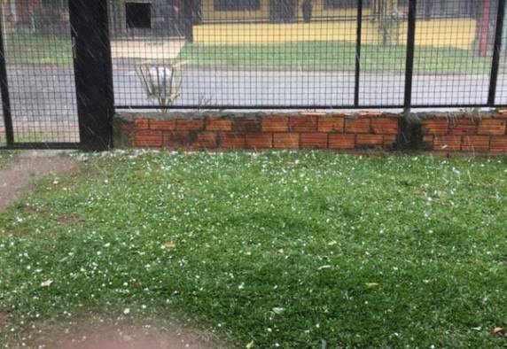 Granizo e vento forte danificaram ao menos 500 casas em diversos bairros; Defesa Civil deve finalizar levantamento nesta segunda