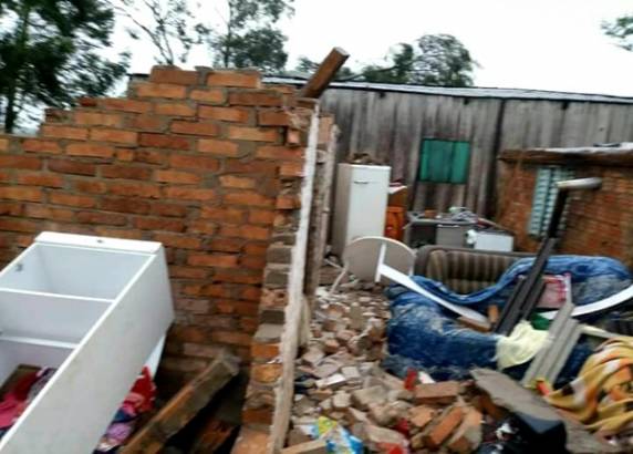 Bossoroca tem 

casas destelhadas, e árvores caídas em virtude do temporal - foto 5