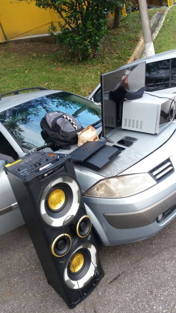 Policiais recuperam carro
roubado, localizam objetos furtados e detêm três envolvidos na BR 101 em São José - foto 2