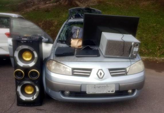 Policiais recuperam carro
roubado, localizam objetos furtados e detêm três envolvidos na BR 101 em São José - foto 3