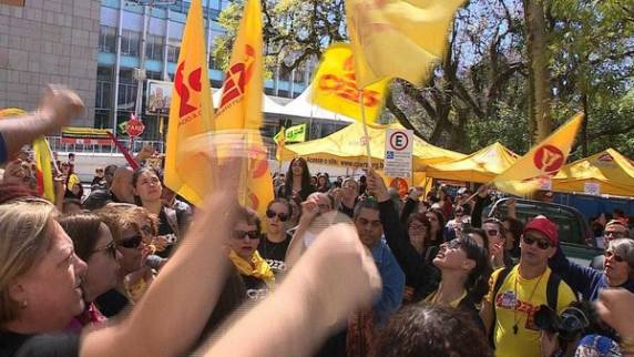 Sindicato diz que medida significaria 'o fim do ano letivo'. Greve vai completar um mês na próxima quinta-feira (5), ainda sem solução