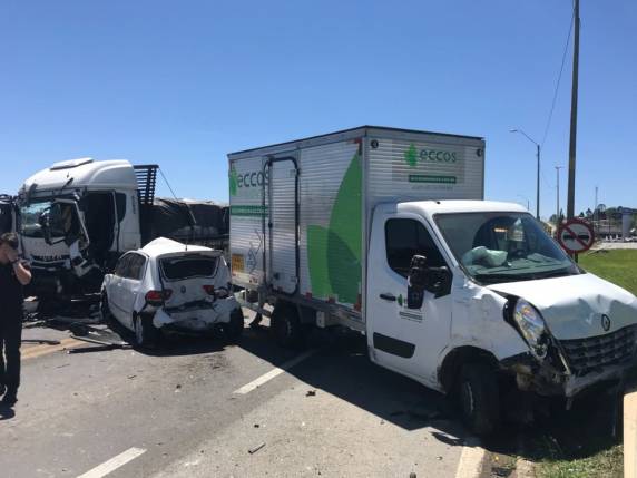 Segundo a Autopista Planalto Sul, engavetamento ocorreu por volta 

das 12h no sentido Sul