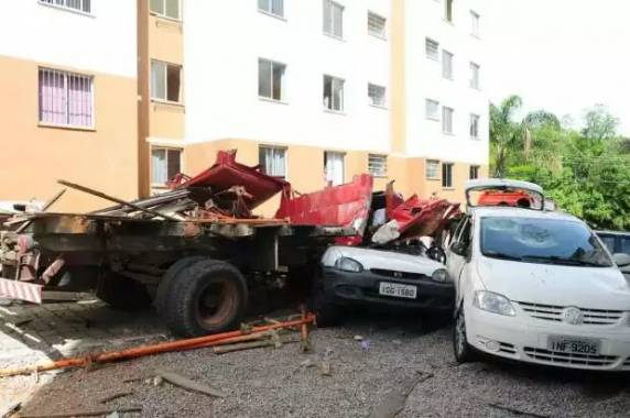 O veículo descia a Rua Madre Bárbara quando teria perdido o freio e atingido o Residencial Diamantino