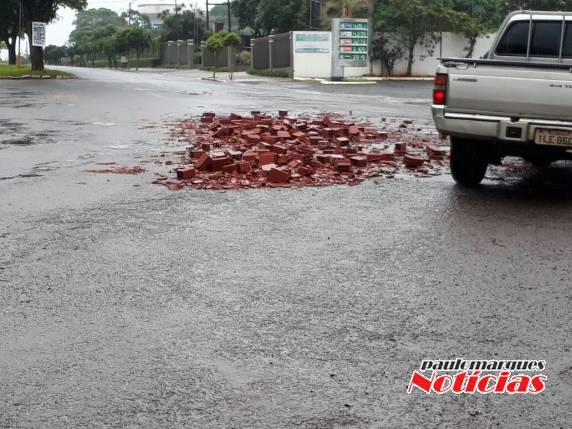 Parte de carga de tijolos cai de caminhão na Av. Santa Rosa - foto 3