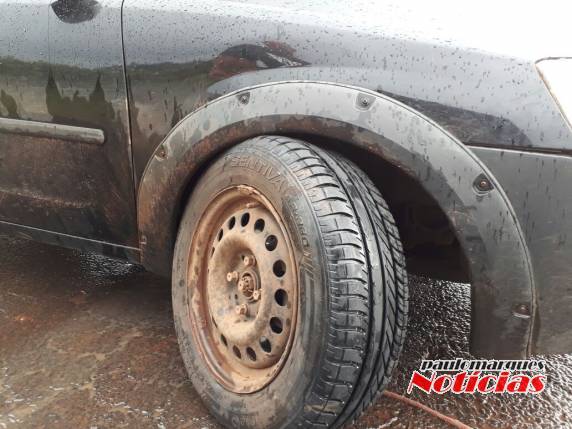 Suspensão rompe e veículo fica parado no meio do trevo em Três de Maio - foto 2