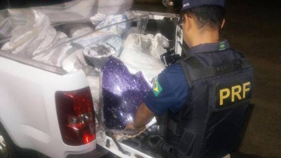 Pedras preciosas, consideradas de média valor, foram encontradas na 

caçamba de uma Chevrolet S10