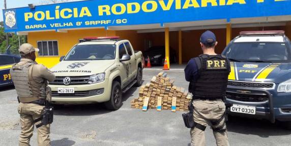 Ação conjunta da PRF e PM apreende 205 kg de maconha transportada dentro de um táxi na BR 101 em Barra Velha - foto 4